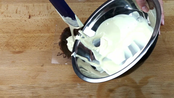 Vyrobte si na Velikonoce domácí „kindervajíčka“: Vyjdou vás levněji a chutnají líp!